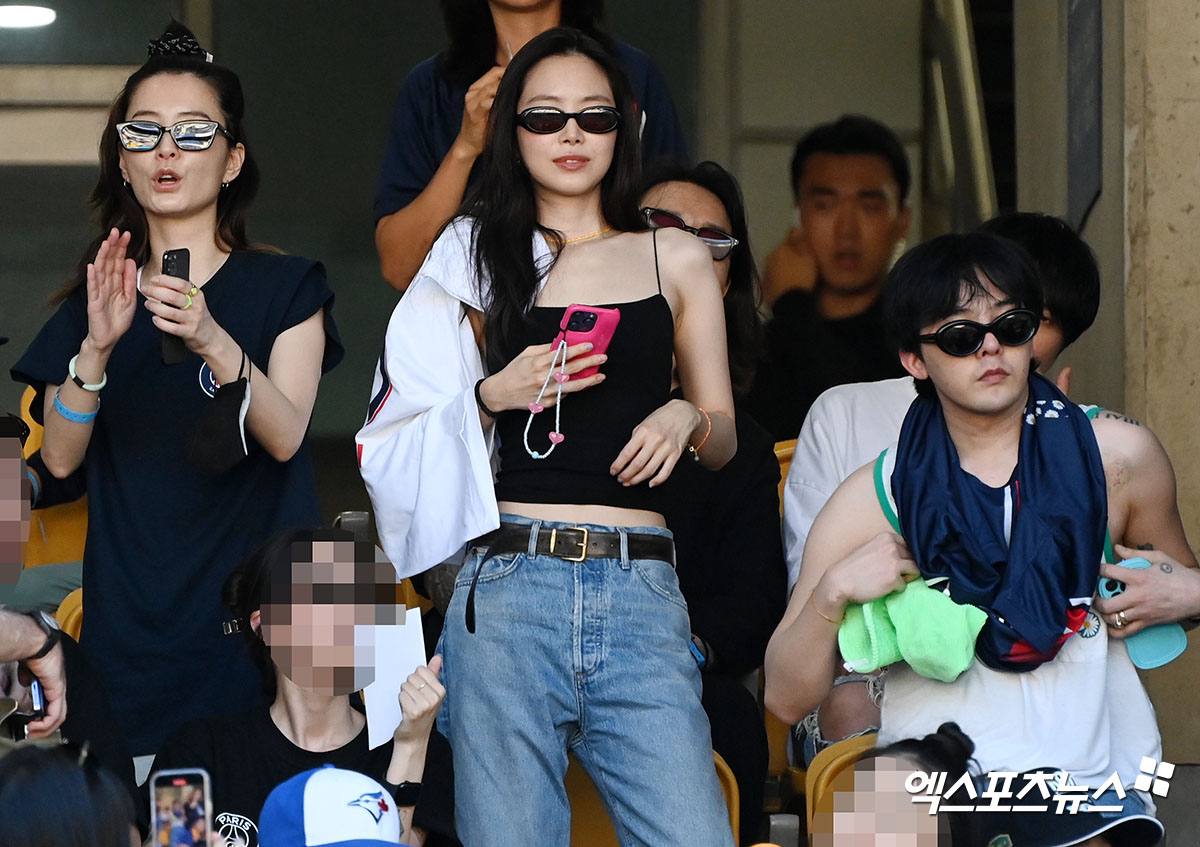 kdrama_menfess's tweet photo. •kdm• Jung Yumi, Son Naeun sama G.D lagi nonton bola di Busan euy😛 https://t.co/qEuyxbucXC