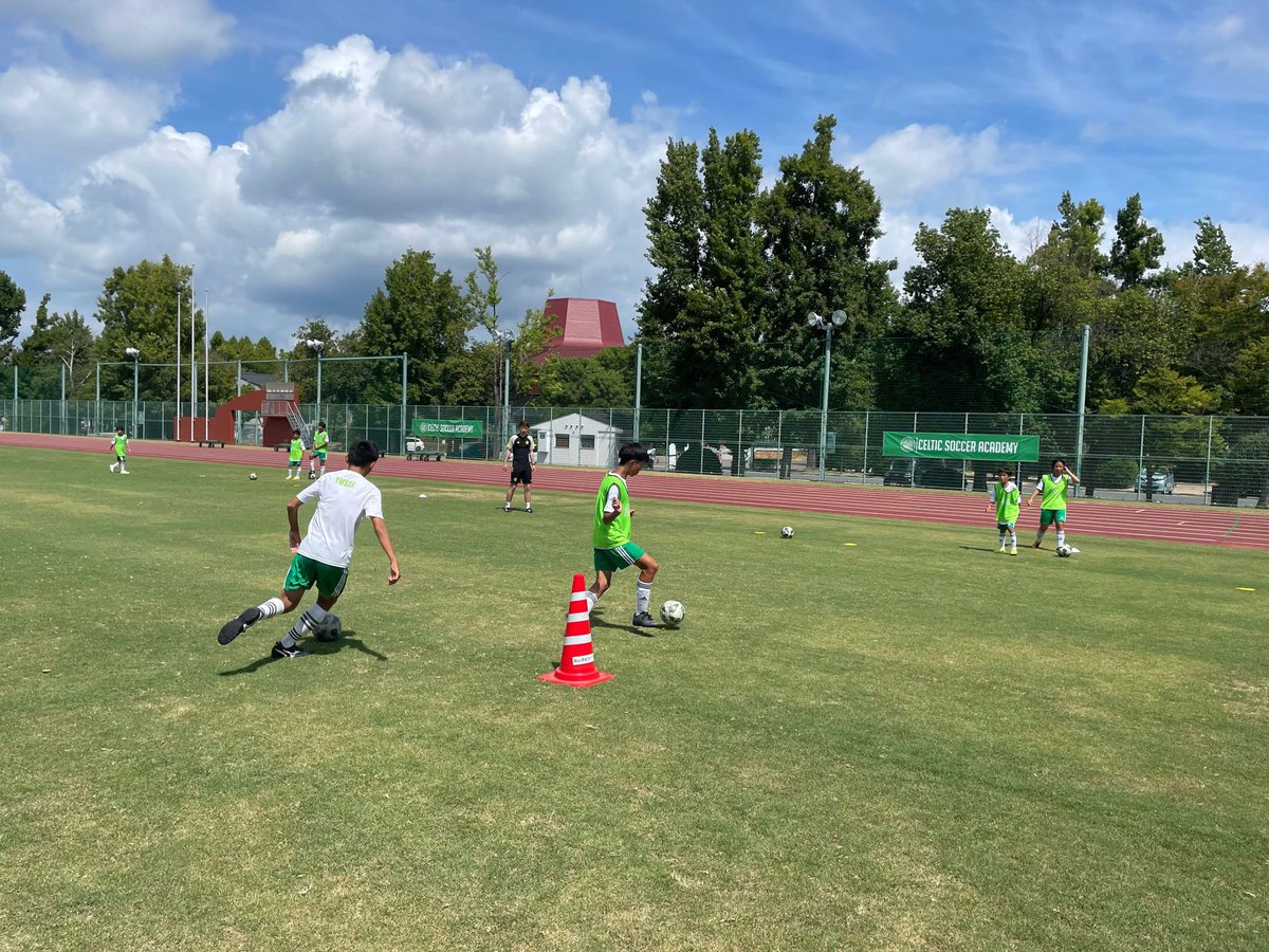 CelticSocAcad's tweet photo. 🍀🇯🇵 Defending day in Okayama….☀️

The players worked to improve their ability to press, block, tackle &amp; then transition into attack!

The classroom sessions focused on #Mindset provide the players with a chance to improve their English too! 

#CelticSoccerAcademy
#GoalAppJapan https://t.co/Qc3fduC7EX