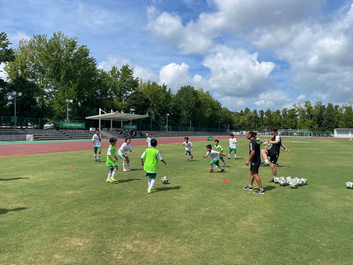 CelticSocAcad's tweet photo. 🍀🇯🇵 Defending day in Okayama….☀️

The players worked to improve their ability to press, block, tackle &amp; then transition into attack!

The classroom sessions focused on #Mindset provide the players with a chance to improve their English too! 

#CelticSoccerAcademy
#GoalAppJapan https://t.co/Qc3fduC7EX