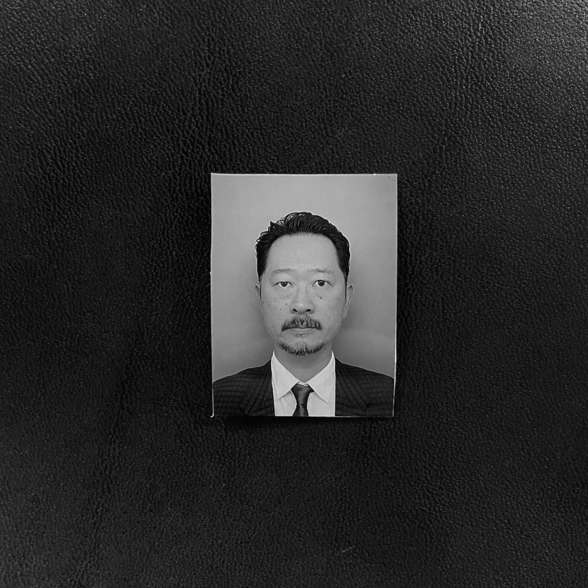 ふだん「オレが47才のおっさんとか信じられへんわー」とか思ってるのに、証明写真撮ったらめちゃ組織の幹部感ある50くらいのおじさんだった