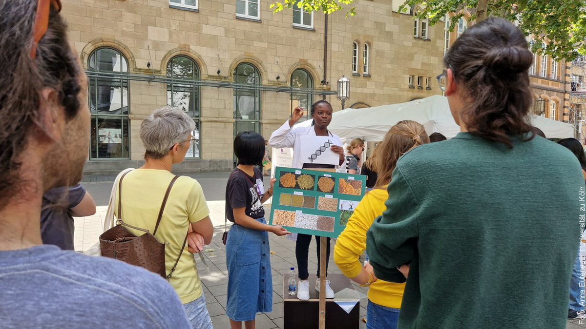 UniCologne's tweet photo. 🗓️This Saturday #SoapboxScience Rheinland will take place again. This year, female scientists will present their exciting research at Shadowplatz in #Düsseldorf🗣️ Researchers @CECAD, @ceplas_1 , @ML4Q_cluster, @HHU_de and #UniKöln will be there. Read more▶️https://t.co/ID4LnG76CT https://t.co/d7zb9qU2n6
