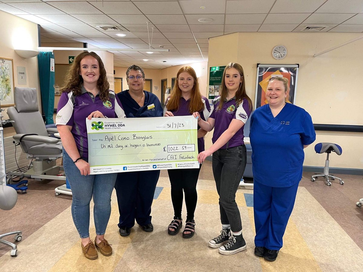 ⭐️Elusen y flwyddyn⭐️

Roedd yn braf gweld Mared, Alaw ac Erin yn cyflwyno siec i Apêl Cemotherapi Bronglais ar ddechrau’r wythnos. 
Rydym yn gwerthfawrogi haelioni pawb yn ein cwrdd diolchgarwch a canu carolau. 

<a href="/HywelDdaCharity/">Hywel Dda Health Charities</a>
