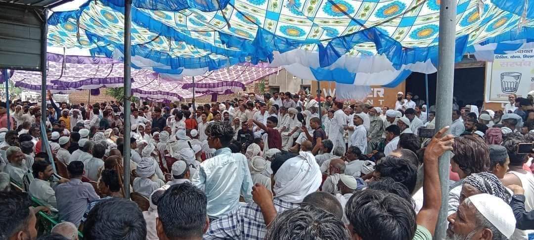 मेवाती समुदाय+जाट समुदाय की महापंचायत, ऐतिहासिक गांव कोट में चल रही रही है।

हिंदू-मुस्लिम एकता ज़िंदाबाद
आपसी भाईचारा ज़िंदाबाद
आपसी सौहार्द ज़िंदाबाद
मेवात की 36 बिराद्री ज़िंदाबाद 
हिंदुस्तान ज़िंदाबाद
#NuhViolence #MewatTerrorAttack #Haryana #MewatAttack