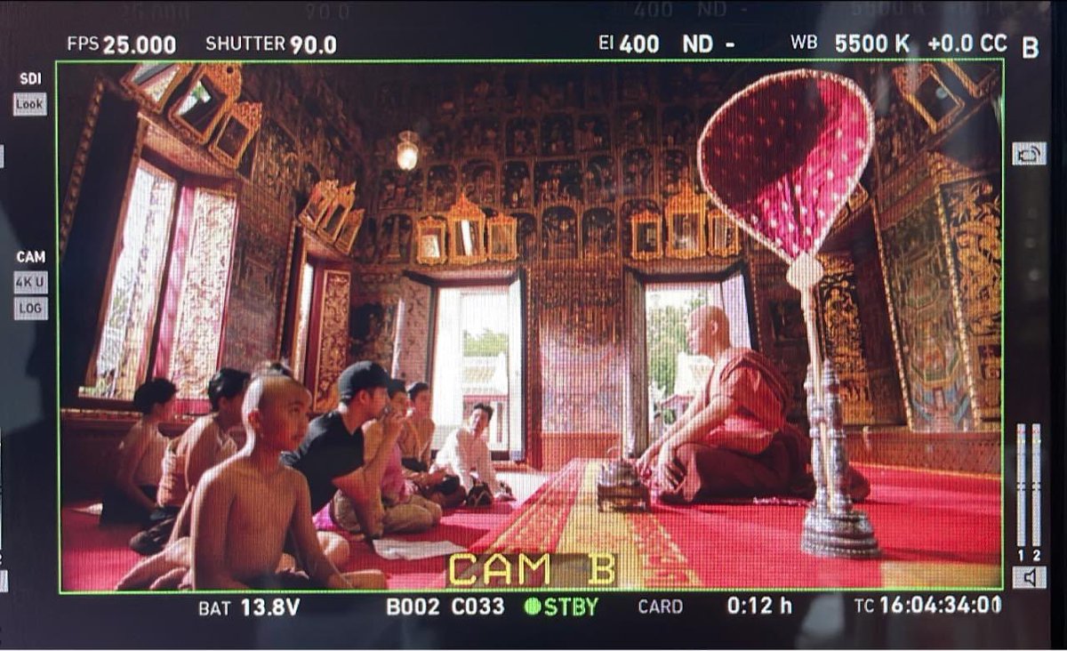 paajaew's tweet photo. #คุณพี่เจ้าขาดิฉันเป็นห่านมิใช่หงส์  ถ่ายในโบสถ์  ครูไก่ Surat Jongda ประดิษฐ์ตาลปัตร ให้พระอย่างสวยงามเสมือนของโบราณจริง  สังเกตนมพัดแกะอย่างละเอียด https://t.co/H8Elfs05N9