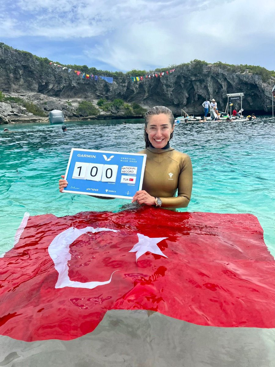 Milli sporcumuz ve serbest dalış rekortmeni Şahika Ercümen, Dünya Serbest Dalış Kupası'nda Türkiye rekoru kırdı. 

Türkiye Serbest Dalış tarihinde hem kadınlarda hem de erkeklerde sabit ağırlıkla 100 metreye inen ilk sporcumuz olan <a href="/sahikaercumen/">Şahika Ercümen</a>’i tebrik ediyoruz.💙