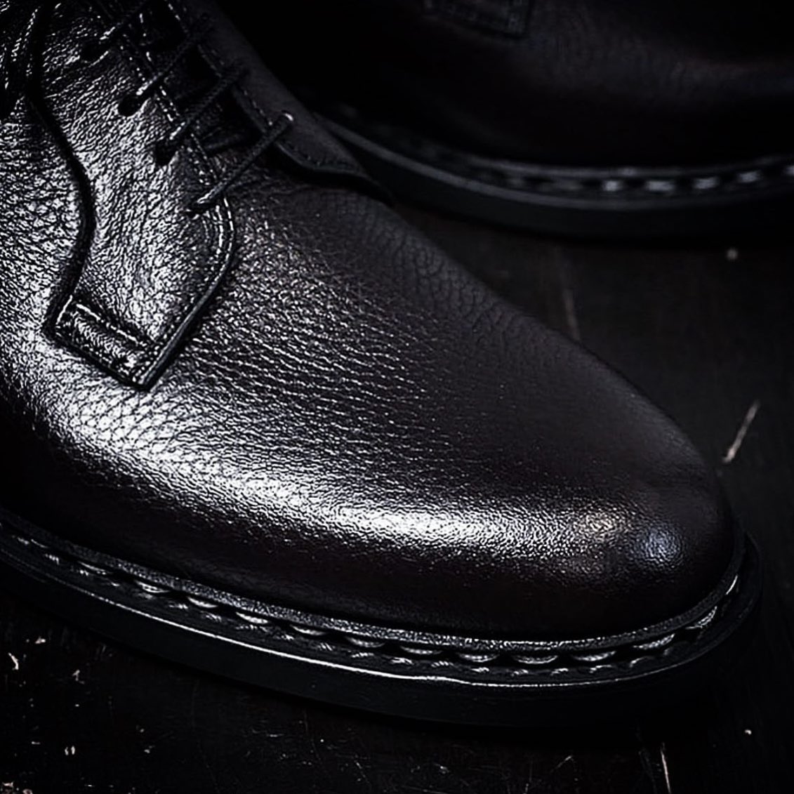 【 シュリンクレザー仕様のプレーントゥダービー 】

シュリンクレザーは、薬剤で革を収縮して革本来のシボを形成させるので柔らかくてしなやか！エンボスレザーは、型でプレスすることから堅牢で形崩れしにくいですが、足当たりは硬め。革製作段階に起因する異なった大きな特徴があります◎