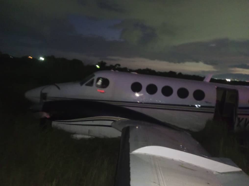 fl360aero's tweet photo. Runway was closed but both the occupants are safe after a Beechcraft A100 King Air (YV1838) made an emergency landing followed by Runway excursion on Runway 28 of Arturo Michelena Intl. Airport (VLN/SVVA) ,Valencia in Venezuela on 02 August.

Flight: https://t.co/si856cegBO https://t.co/4tNP1zsRkf