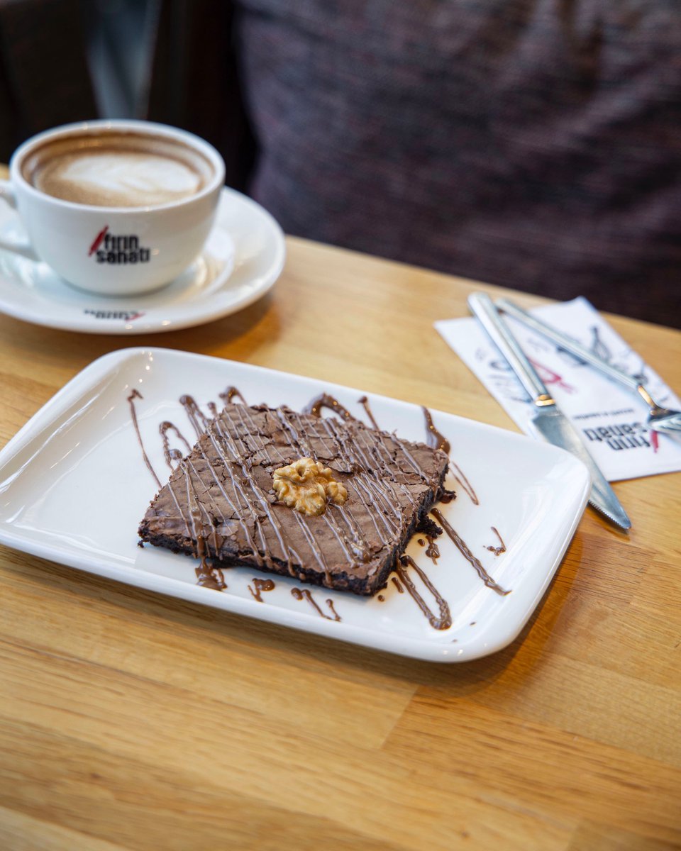 Brownie & Kahve 😋😍 Mükemmel bir eşleşme 🫶🏻🫶🏻 • #torium #toriumavm #firinsanati #brownie #tatlı #çikolata #kahve #Persembe