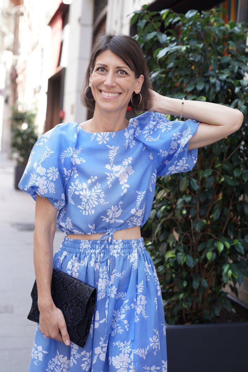 clindebak's tweet image. When your new fave outfit was once someone’s duvet cover 😎✂️💙it’s so light and airy…perfect for the hot days we’re having! All the details of how I made this upcycled set using my free Manhattan top pattern are on my YouTube 
#satcmanhattan #freesewingpattern #sewingupcycle