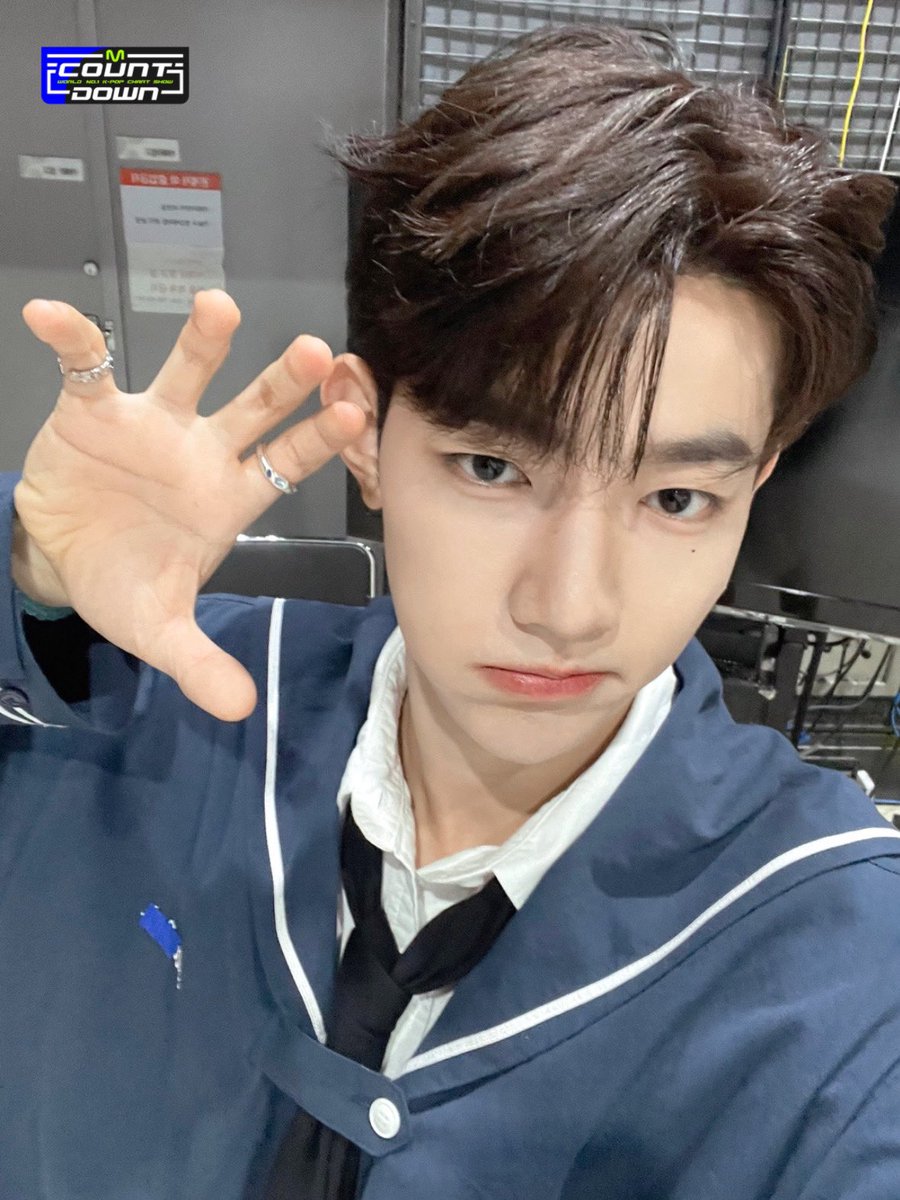 MnetMcountdown's tweet photo. 마음이 절로 💙웅 장 한 💙 비주얼 폭격✨
#ZEROBASEONE #김지웅 #장하오 #성한빈  #엠카_스페셜MC_웅장한 https://t.co/HFoDluh8lY