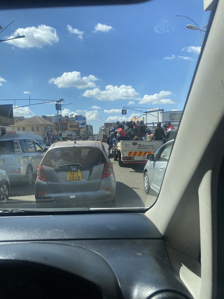 hatiperi_wacho's tweet photo. So basically vanhu avo vanenge vasungirwa kuti varikuitireyi basa panzvimbo dzisingabvumirwe munyika isina mabasa 🤔 https://t.co/wPmuLmCyzv