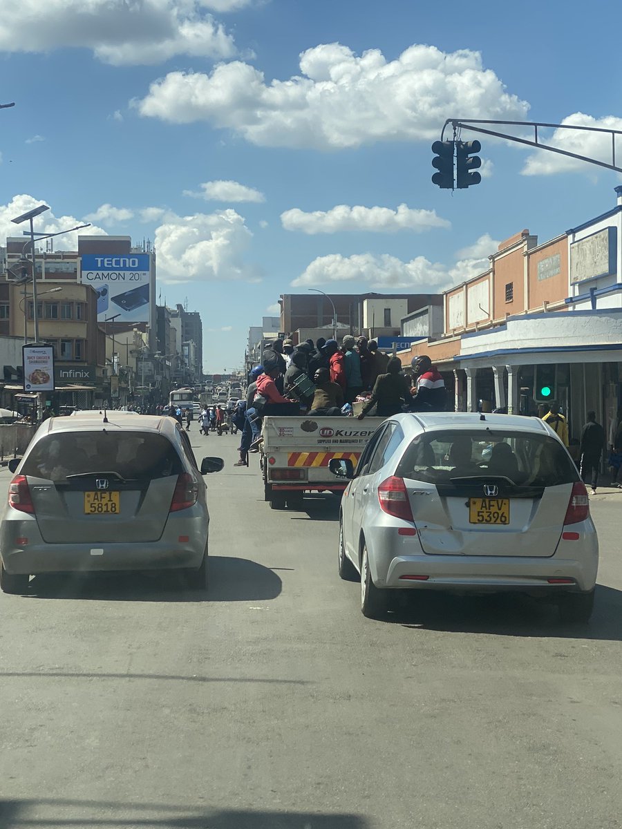 hatiperi_wacho's tweet photo. So basically vanhu avo vanenge vasungirwa kuti varikuitireyi basa panzvimbo dzisingabvumirwe munyika isina mabasa 🤔 https://t.co/wPmuLmCyzv
