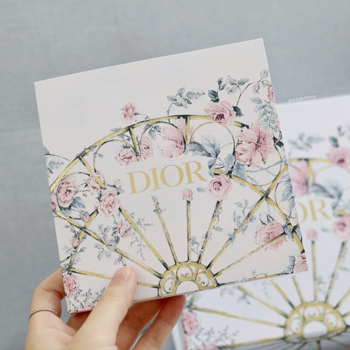 Pattypunchii's tweet photo. Exclusive สุดๆค่ะงานนี้ 🌹 กล่องของขวัญลาย Limited จาก DIOR ต้อนรับวันแม่

🌟 รีบจับจองให้ทันก่อนกล่องจะ Sold Out นะคะ กดออนไลน์ซื้อสินค้าครบ 5000 บาทได้รับกล่องลายลิมิเตด 💖 เพื่อเป็นของขวัญสุดเพอร์เฟ็คกัน 

พิกัด📍https://t.co/i17B9gHylZ
Line @diorthailand 
#diorthailand https://t.co/rZHNgDyzcl