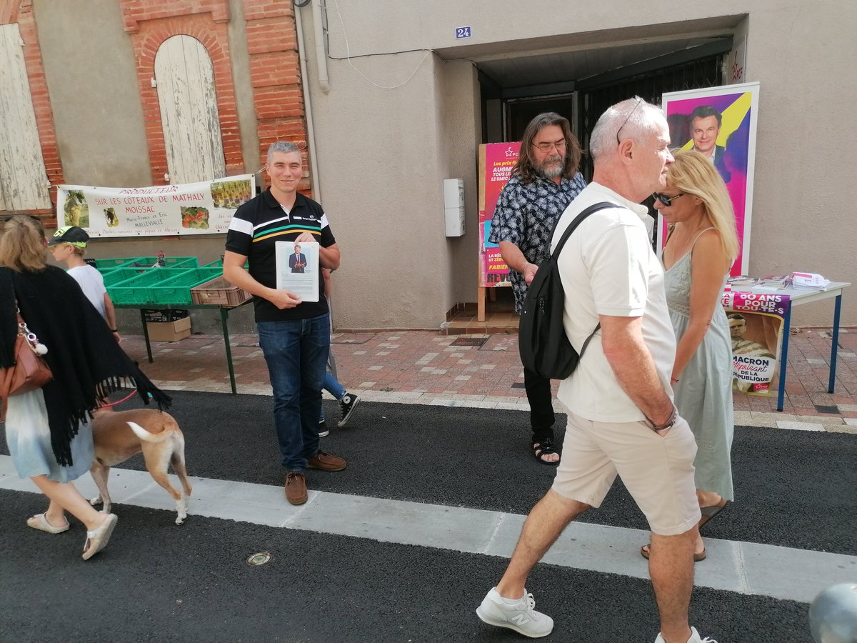 RMaximilien's tweet photo. Belles rencontres ce matin sur le marché et un bon accueil pour le lettre de #Roussel ...#PCF82 https://t.co/Nardtq6jUh