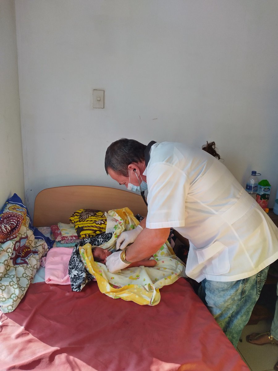 Dr. René Figueredo, Esp. en Pediatría,miembro de la #BMCTL en #Maliana, realiza pase de visita a recién nacido de 2 días, el cual presenta una sepsis neonatal, al exámen físico constata que evoluciona favorablemente, porque #CubaPorLaVida #CubaCoopera