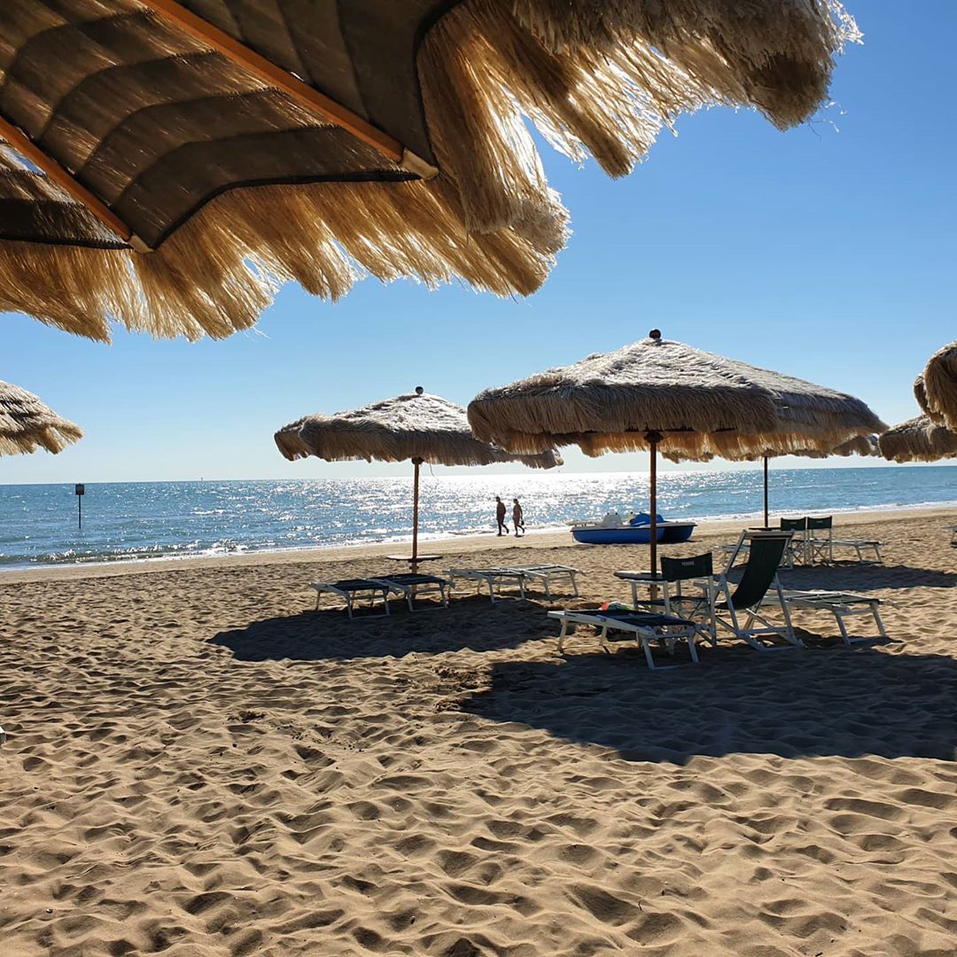 Che meraviglia al mattino una passeggiata sulla battigia di Silvi Marina, perla del litorale teramano che gode di un mare cristallino, con fondali bassi e sabbiosi e di una folta pineta che la rende una destinazione ideale per le famiglie
#Abruzzo #smartabruzzo
📸| IG marypuca263