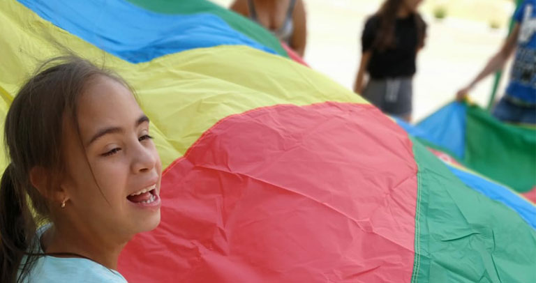 🏖️ El campamento inclusivo de verano 'Summer Camp <a href="/APADISASOC/">APADIS</a>' incorpora a personas adultas con discapacidad intelectual como voluntarias.

✅ Se fomentan así sus habilidades sociales, ganan confianza en sí mismas y forman parte activa de la comunidad.

ℹ️plenainclusionmadrid.org/noticias/campa…