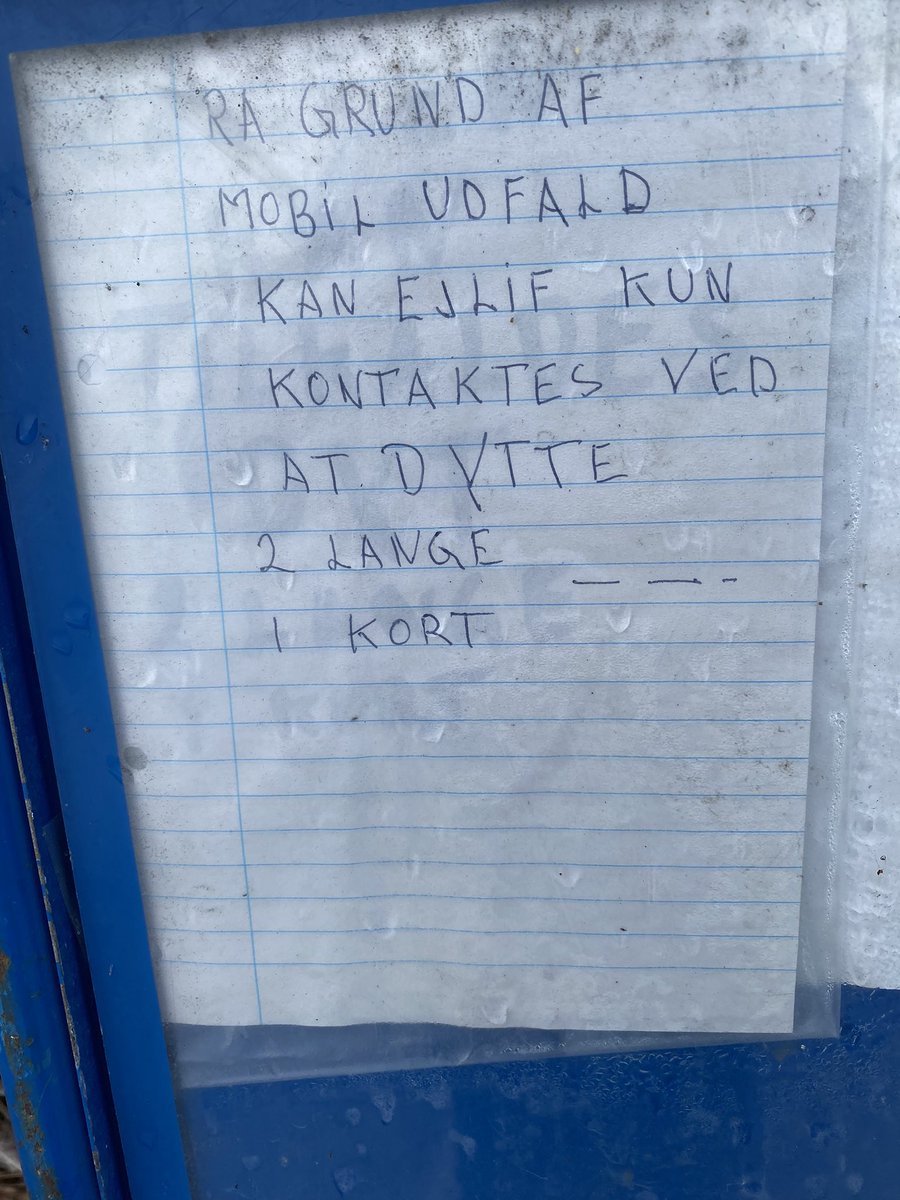 Skøn præcis kommunikation ved informationstavlen udenfor det besøgsvenlige jernbanemuseum “Gedser Remise”. #dansksommer