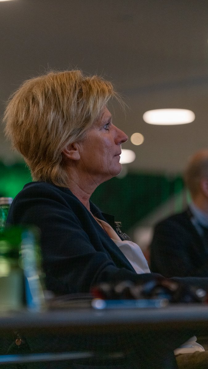 ZDF-Kommentatorin und regelmäßiger FUSSBALL-KONGRESS-Gast Claudia #Neumann über Shitstorms, Quotenfrauen &amp; Doppelmoral! Anlässlich der #FIFAWWC hat das <a href="/sportbusiness_m/">Sport Business Magazin</a> die bekanntesten deutschen Live-Kommentatorin zum Zwischenstopp-Podcast eingeladen: bit.ly/43R1PU0