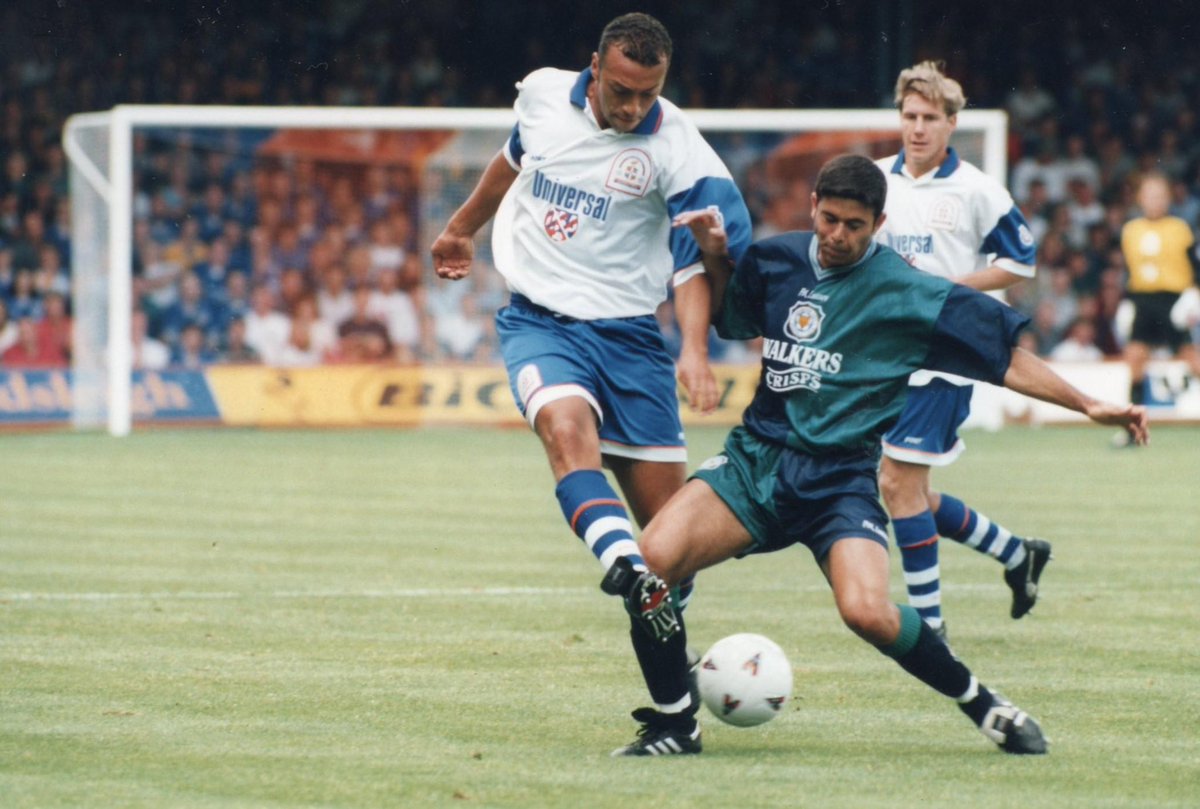 City90s's tweet photo. City’s Steve Corica challenges former Foxes trainee Des Linton in an away match at Luton in 1995. Corica’s promising start to his Leicester career was curtailed by injuries. https://t.co/zQr65E7VHy