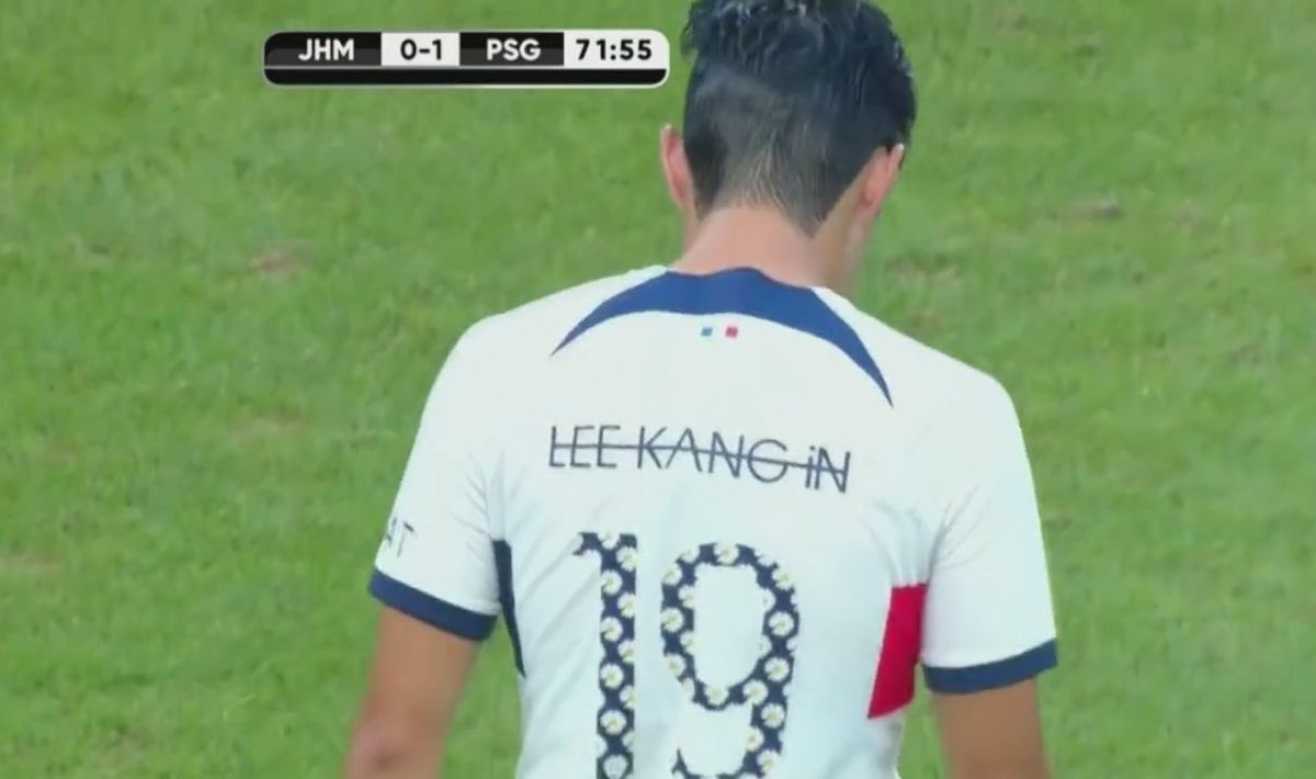 Quelqu’un sait pourquoi les noms des joueurs sont barrés ? 🤔