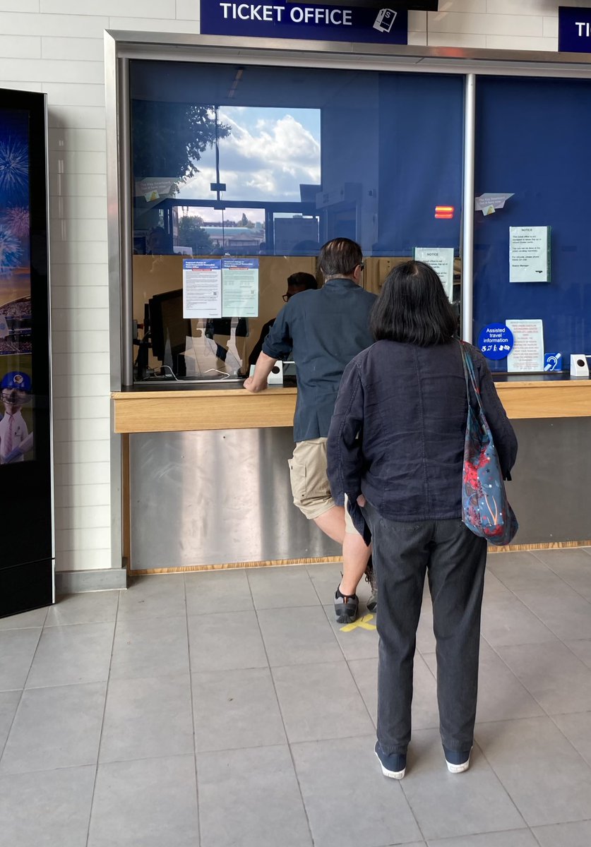 Olszewski_RJO's tweet photo. At West Hampstead Thameslink, ticket office staff helping travellers. Yet, the government is forcing its closure - and at Cricklewood. 

Don’t let the Tories get away with this, help #SaveOurTicketOffices, respond to the closures consultation by 1 Sept: https://t.co/0LpsJ1lRUx https://t.co/utn6POitPi
