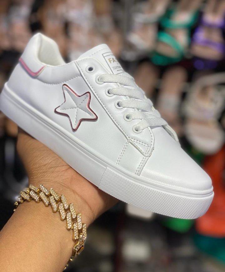 JoyKis22's tweet photo. Choice Colors Collections 👠👟
#KeepSmart👌
Whatsapp:+256-701794259 https://t.co/R2LRErbgC7