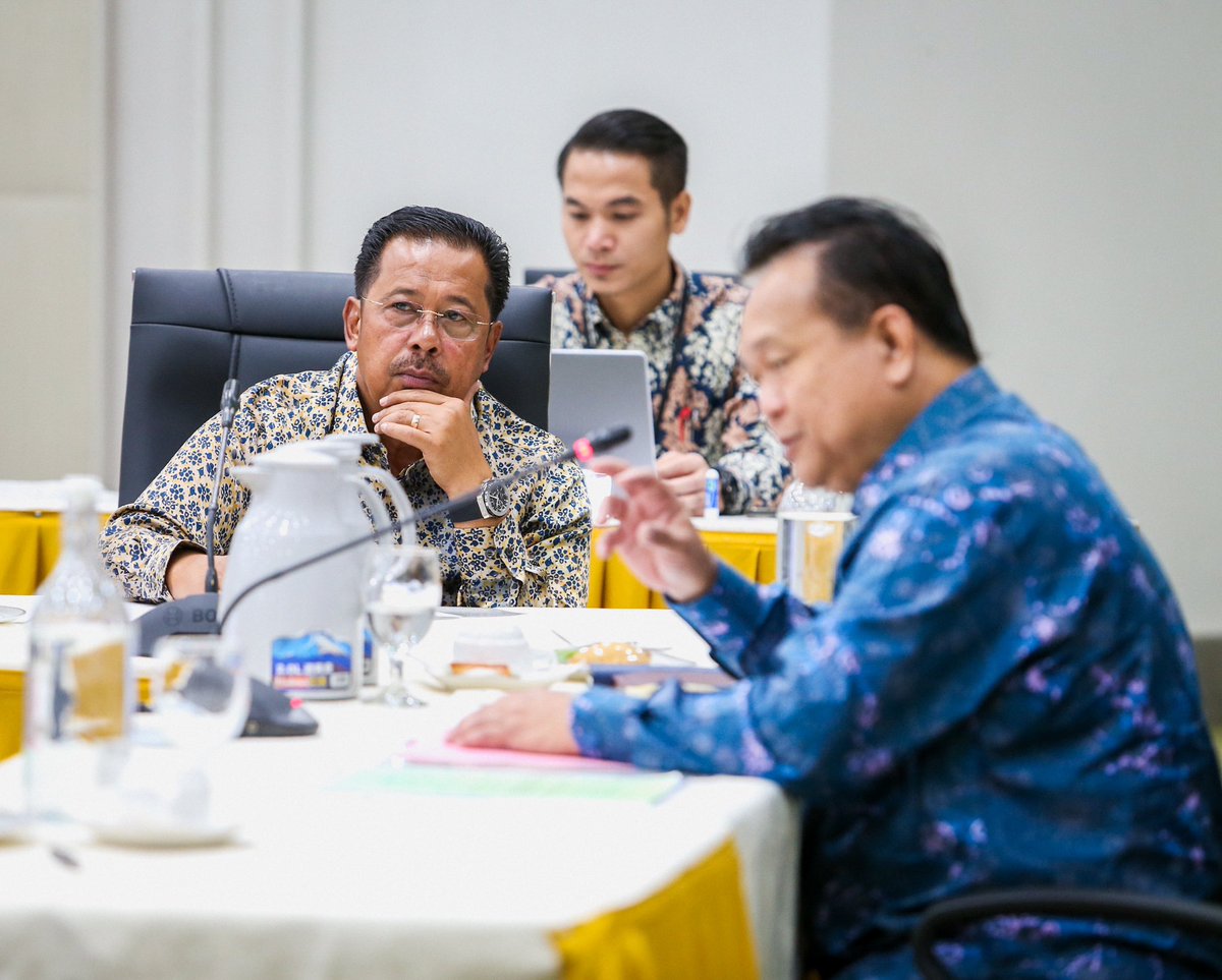 DSARMOfficial's tweet photo. Hadir ke Mesyuarat Post Cabinet Kementerian Kerja Raya Malaysia di pengerusikan oleh YB Menteri Kerja Raya @AlexNantaLinggi hari ini, sebelum saya berangkat ke Kedah untuk program- program seterusnya.
#rahmanmohamad
#tokman
#DSARM https://t.co/kKCFKDkZ3M