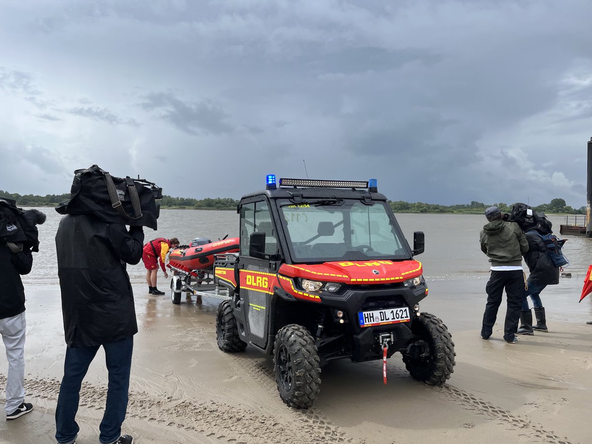 Rettungsübung bei HH-Wittenbergen. Danke an die Ehrenamtlichen, die bei jedem Wetter parat stehen. ⁦<a href="/DLRG/">DLRG e.V.</a>⁩