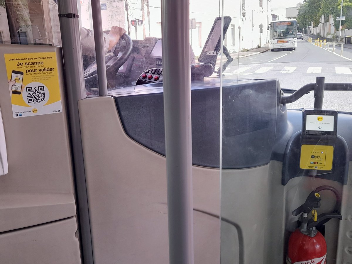 shellon2wheels's tweet photo. 3 ways to pay the 1.30€ bus fare on a city bus in La Rochelle, France. 
1. Give cash to the driver
2. Swipe your credit card on the yellow pad on the right
3. Scan the QR code on your phone camera
Easy. Flexible. Cheap. https://t.co/scDYyGsvh4