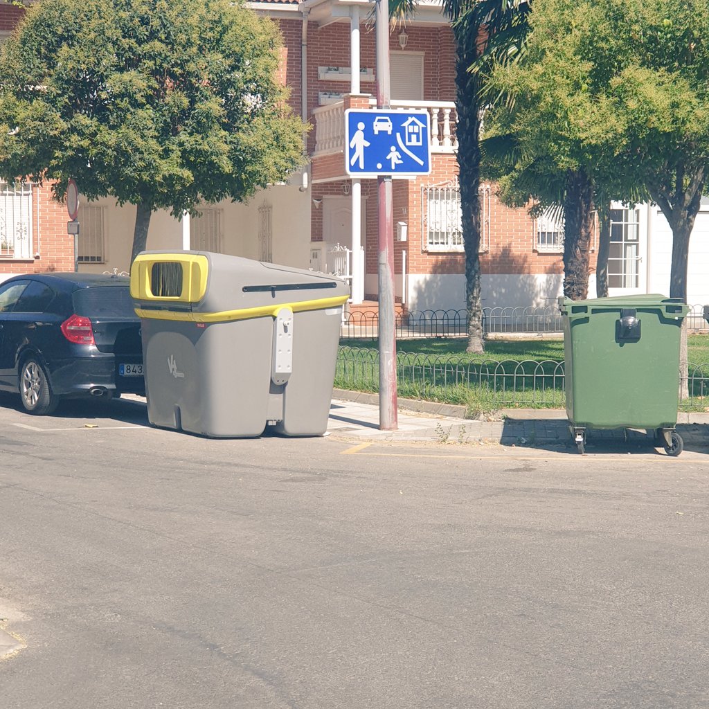 masss2000's tweet photo. @AytoMarchamalo Gracias, seguro que con este nuevo contenedor cabe todo el plástico dentro. https://t.co/l3Qp45d73q