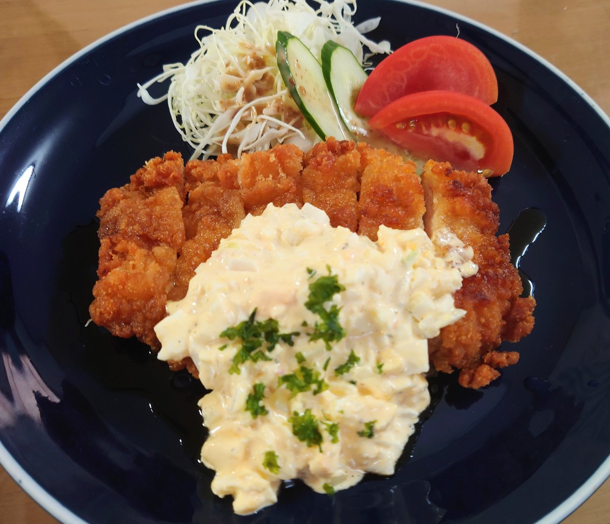 MKyuuma's tweet photo. 今日の夕食cooking👨‍🍳
チキンは揚げるだけの冷凍品です😊

「チキン南蛮」

【材料】
冷凍チキン南蛮、揚げ油
醤油、黒酢、砂糖
ゆで卵、玉ねぎ、マヨネーズ、牛乳、黒酢、塩、黒胡椒
パセリ

#料理好きな人と繋がりたい #料理写真 #男料理 #男子ごはん #男の料理 #料理記録 #野菜ソムリエ #チキン南蛮 https://t.co/S3b817BXmq