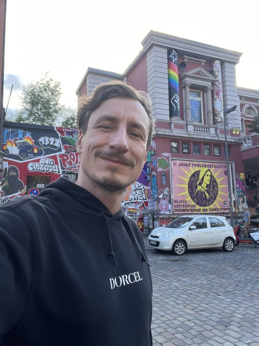 Ich bin immer noch in Hamburg 🥳 wer will mir mehr von der Stadt zeigen 😇 https://t.co/YQbfVo3TNP<a href="/tag/greeen"class="tags"><span>#greeen</span></a>
