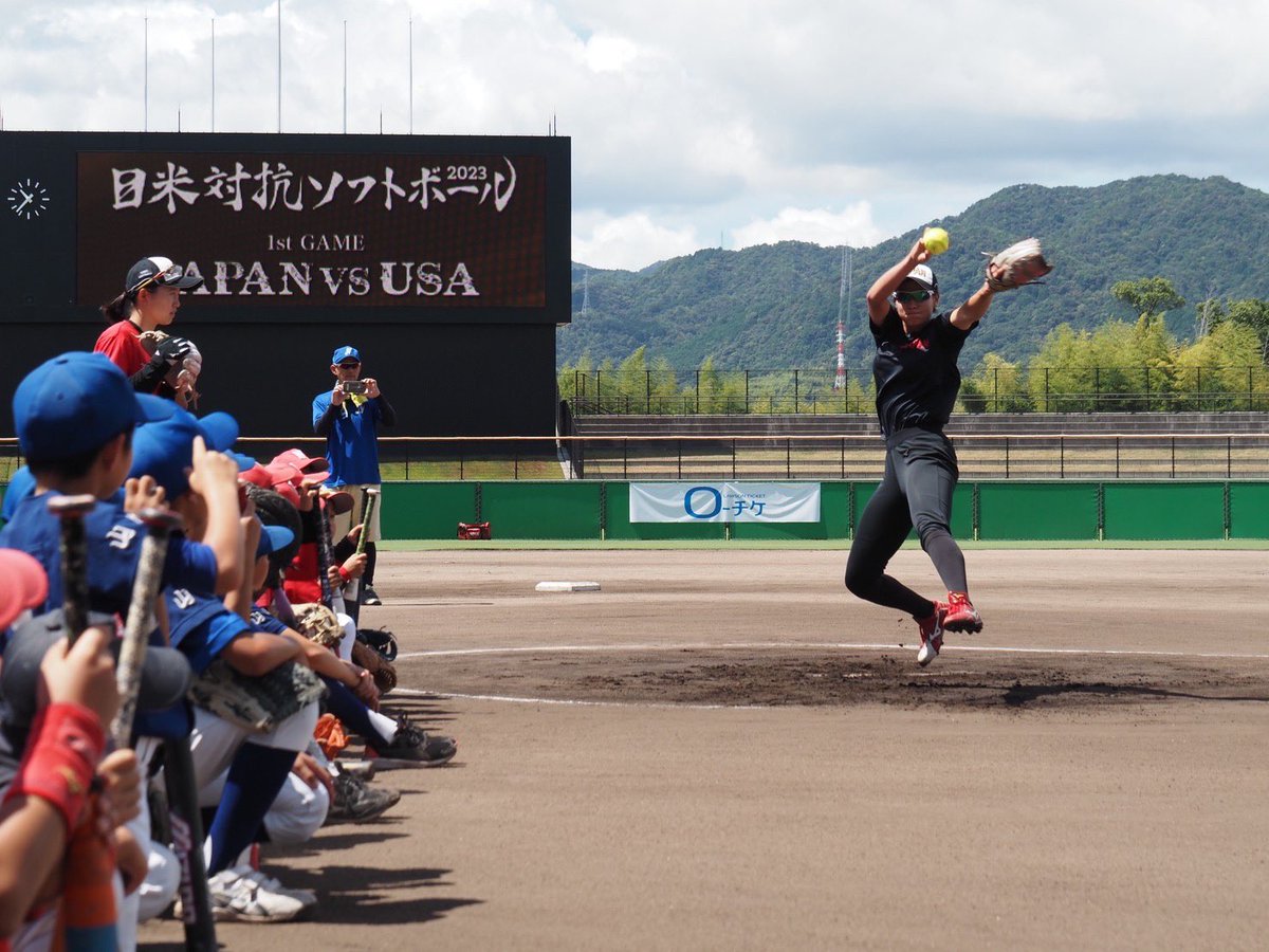 JSAteamJAPAN's tweet photo. ピッチングやバッティング披露には子どもたちから大歓声✨

言葉がうまく通じなくても、ソフトボールファミリーは通ずる🤝

笑顔の絶えない時間になりました😊

Special Thanks 🇺🇸
@USASoftball 
@USASoftballWNT 

#日米対抗ソフトボール2023
#softbsll https://t.co/ziVOBfwsKC