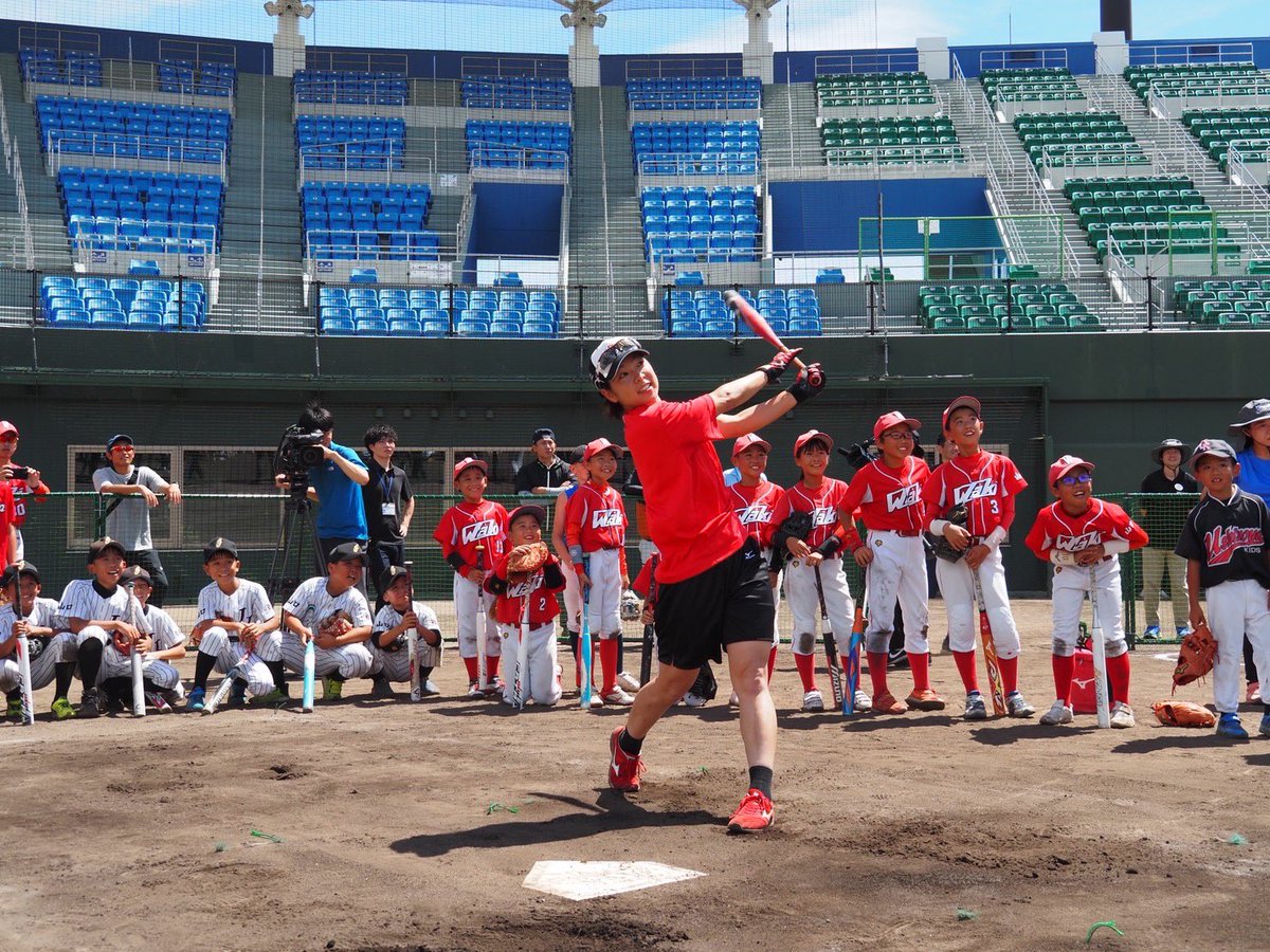 JSAteamJAPAN's tweet photo. ピッチングやバッティング披露には子どもたちから大歓声✨

言葉がうまく通じなくても、ソフトボールファミリーは通ずる🤝

笑顔の絶えない時間になりました😊

Special Thanks 🇺🇸
@USASoftball 
@USASoftballWNT 

#日米対抗ソフトボール2023
#softbsll https://t.co/ziVOBfwsKC
