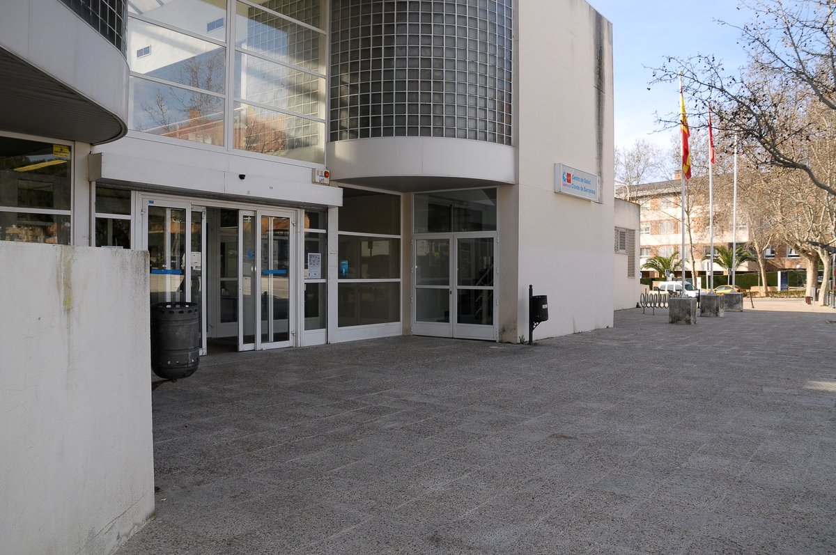 Vacunarse contra el neumococo 🦠 es fundamental para evitar posibles enfermedades como otitis 👂, sinusitis, neumonía, meningitis y bacteriemia.

La prevención es el mejor tratamiento ✌️y solo la mitad de nuestros vecinos mayores de 60 años tienen esta vacuna puesta.

Si tienes