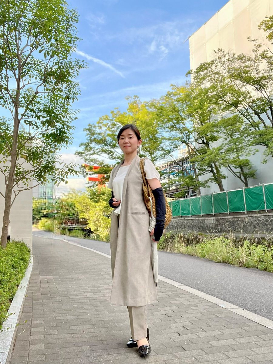 mikko_peco's tweet photo. 今日の #アラフィフコーデ
たまには外から😁
#平安神宮 近くの川沿いです
外は暑いけれど🔥
冷房の効いた屋内で
温度調整にもなる #ジレ は
とっても便利なオシャレアイテムです😍
ジレ @ursofficial
パンツ @ursofficial
ブラウス #COMMECAISM
靴 @ginzakanematsu
カバン @TOMORROWLAND_JP https://t.co/W4ZDk4YdEK