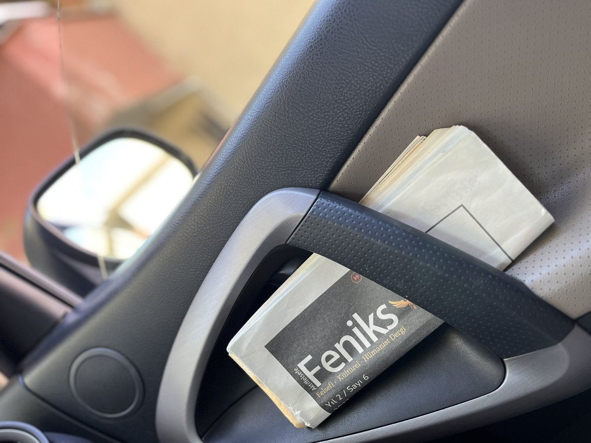 aktiffelsefebor's tweet photo. 🚗Küçük yol molalarında Feniks dergi ile sıcak bir kahve uyandırır...
#felsefe #aktiffelsefe #kultur #dergi #feniksdergi #aktiffelsefekuturyayin
#kendinitani https://t.co/Kf3o5FVOYj
