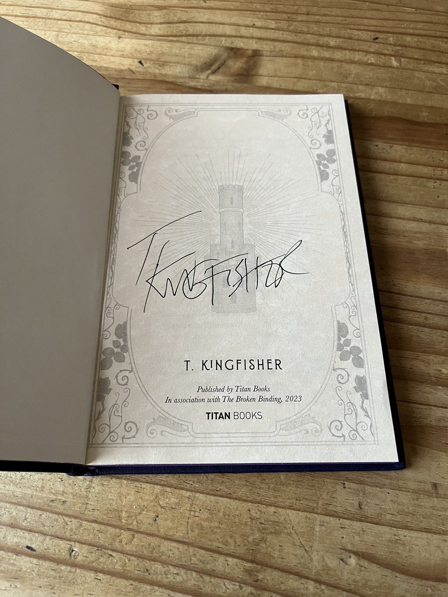 binding_broken's tweet photo. Can confirm that Thornhedge looks awesome 😍 https://t.co/uQa1KZ7mrK
