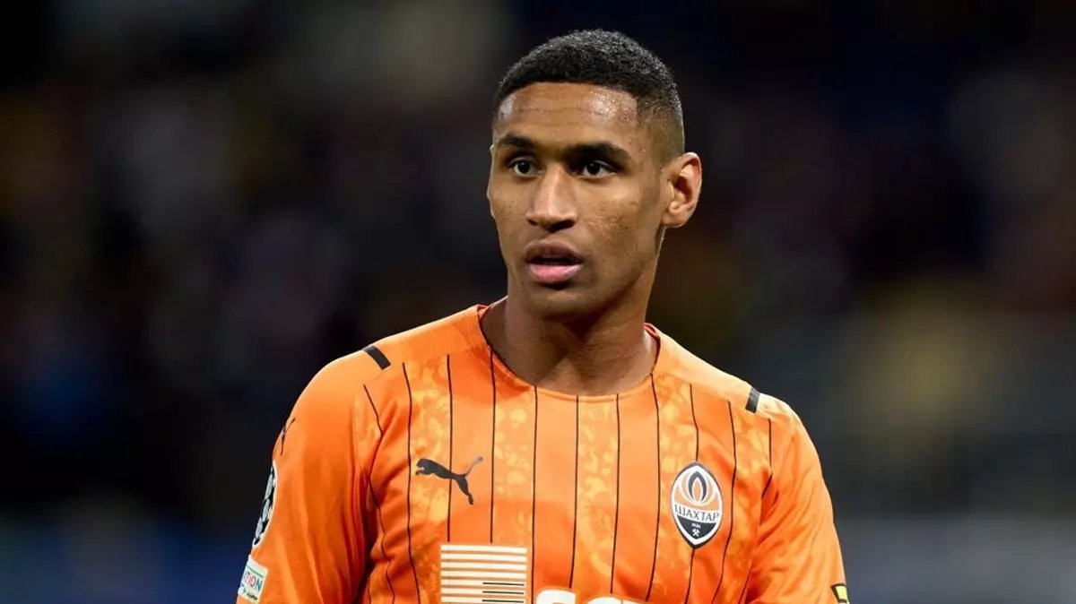 Tete ve menajeri, Fenerbahçe ile görüşmek için İstanbul'a geldi. Pazarlıklarda ciddi aşama kaydetti.