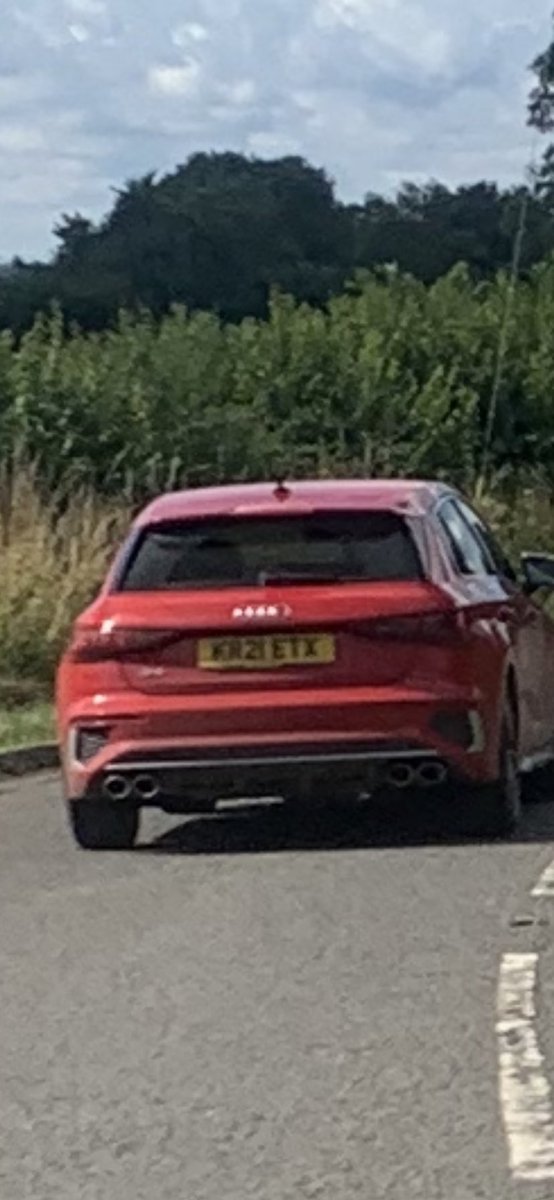 MarkSeddon1962's tweet photo. While trying to put back road closure sign at Singleborough Lane with witnesses, this driver drove straight at me and hit me. Registration KR21 ETX. If anyone has info on this man, please contact ⁦@TV_PCC⁩ ⁦@stuchburyrobin⁩ ⁦@bucksfreepress⁩ https://t.co/ekOV4QE9x5