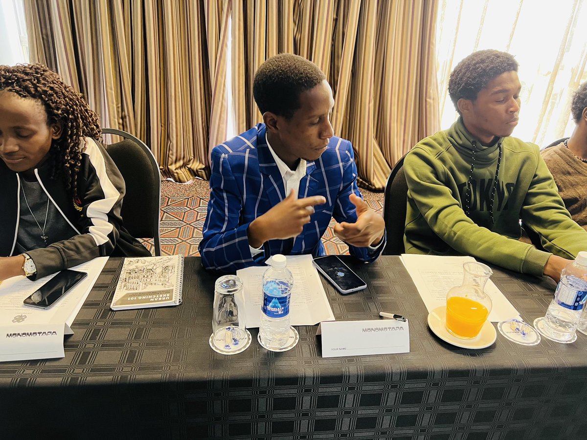 4hZimbabwe's tweet image. As discussions proceed, the young visual artists are explaining the challenges that they face as young people in the creative industry and how their journey in the creative industry has been so far. 

#Art4Peace