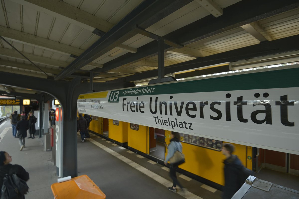 Umfrage zeigt: Durchschnittlich liegen zwischen Wohnort und FU-Campus 17 Kilometer. Warum @fu_berlin eine „Universität der öffentlichen Verkehrsmittel“ ist und wie die Mobilität auf dem Campus noch rad-, fuß- und klimafreundlicher gestaltet werden kann⬇️
fu-berlin.de/campusleben/ca…