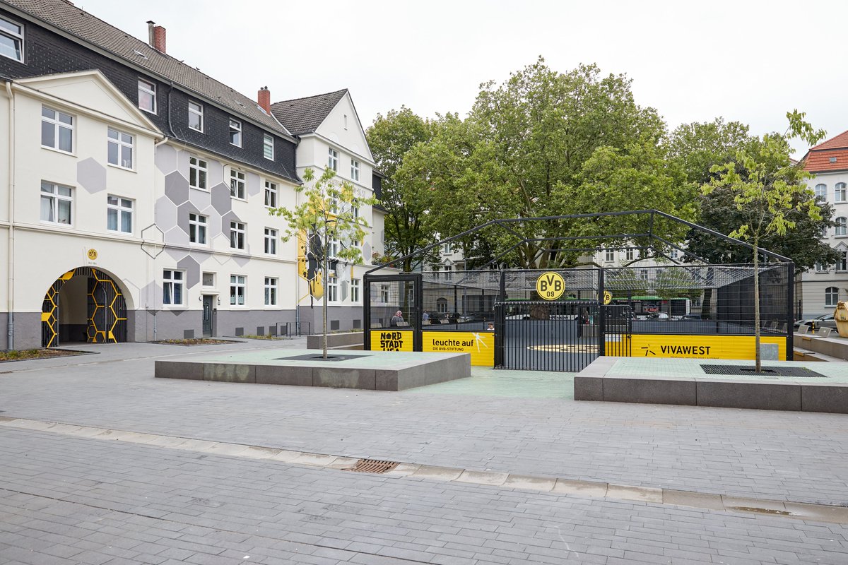 VIVAWEST (@vivawest_wohnen) on Twitter photo Nachbarschaften stärken, Quartiere attraktiver und sicherer gestalten - z.B. durch die Modernisierung der Innenhöfe und Außenanlagen. So machen wir's u.a. in #BorsigWest in <a href="/stadtdortmund/">Stadt Dortmund</a> und leisten so einen Beitrag zur Stadtentwicklung. Danke für den Besuch <a href="/TWestphalDo/">Thomas Westphal</a> Nachbarschaften stärken, Quartiere attraktiver und sicherer gestalten - z.B. durch die Modernisierung der Innenhöfe und Außenanlagen. So machen wir's u.a. in #BorsigWest in <a href="/stadtdortmund/">Stadt Dortmund</a> und leisten so einen Beitrag zur Stadtentwicklung. Danke für den Besuch <a href="/TWestphalDo/">Thomas Westphal</a>