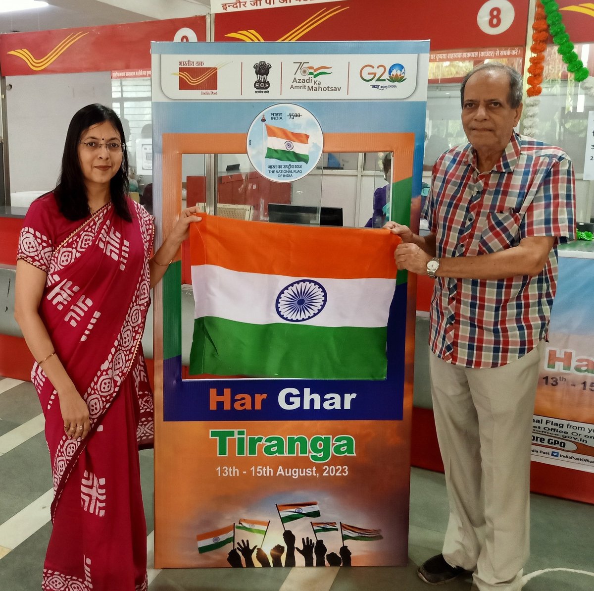 pritiagrwl_IPoS's tweet photo. आज HarGharTiranga अभियान का प्रारंभ ,प्रसिद्ध क्रिकेट कमेनट्रेटर, पद्मश्री श्री सुशील दोषीजी को भारत की एकता व अखंडता का प्रतीक राष्ट्रीय ध्वज भेंट कर किया गया । गत वर्ष की भाँति इस वर्ष भी भारतीय डाक विभाग हर घर तिरंगा पहुँचाने के लिये और लोगों को जागरूक करने के लिए कटिबद्ध है । https://t.co/0W3cPFrX8f