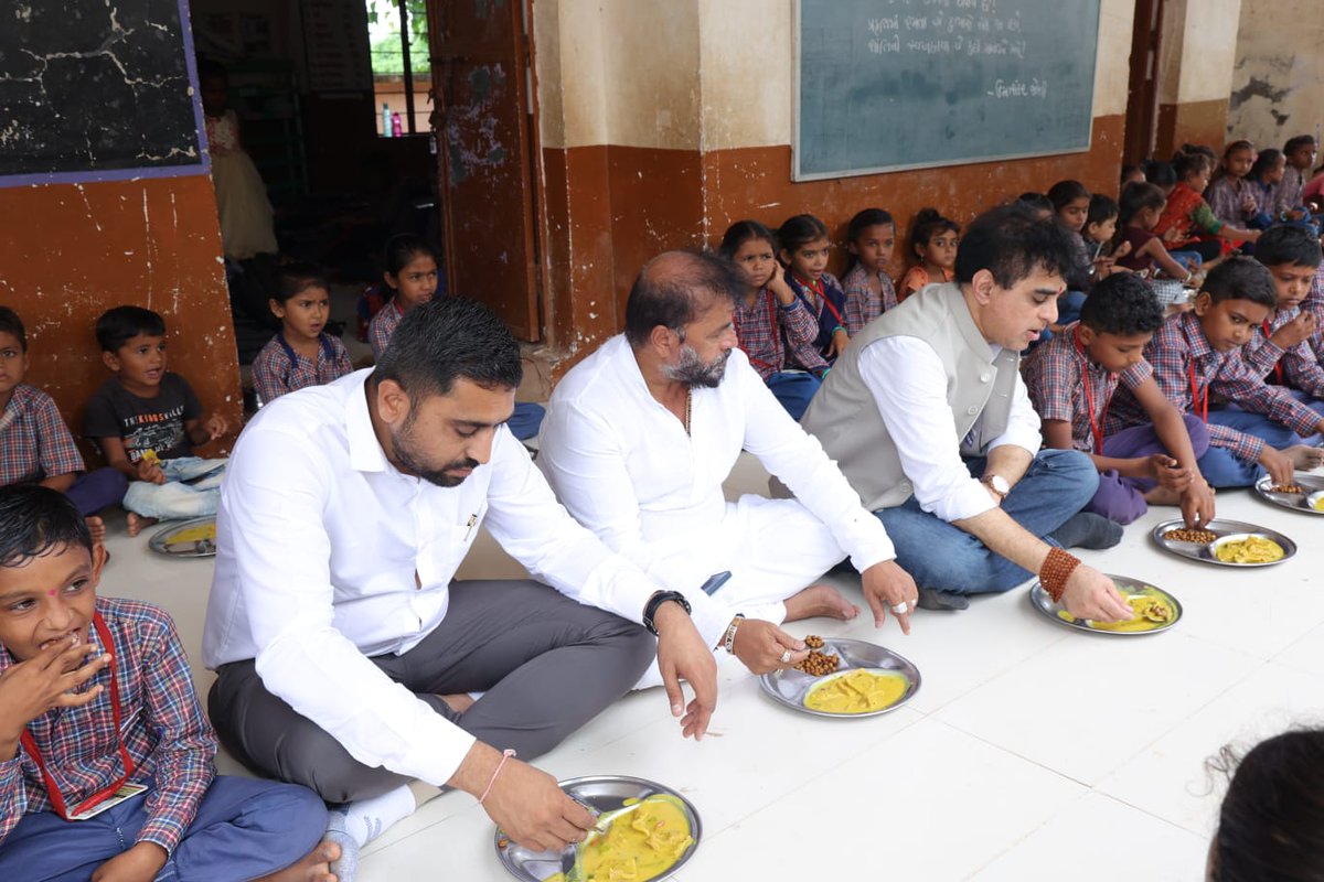 અમરેલી જિલ્લાના જાફરાબાદ તાલુકાના દરિયાકાંઠા વિસ્તારમાં આવેલા વારાહી સ્વરૂપ ગામ સ્થિત પ્રાથમિક શાળામાં બાળકોની જોડે મધ્યાહન ભોજન લીધું.

બાળકો સાથે પ્રાર્થના કરીને પૌષ્ટિક ભોજન લીધું ત્યારે સંસ્કાર, શિક્ષણ અને સ્વાસ્થ્યનો સુભગ સમન્વય થયાની અનુભૂતિ થઈ.