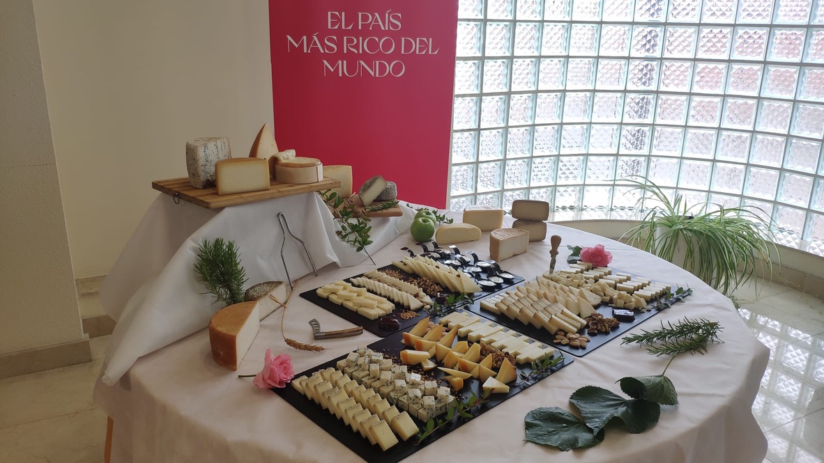 El @mapagob ha premiado con el Premio Especial #alimentosdeespaña al Mejor Queso 2023 al queso Don Apolonio Añejo Reserva, de Quesos Don Apolonio de #Malagón (#CiudadReal). Enhorabuena por vuestro trabajo.