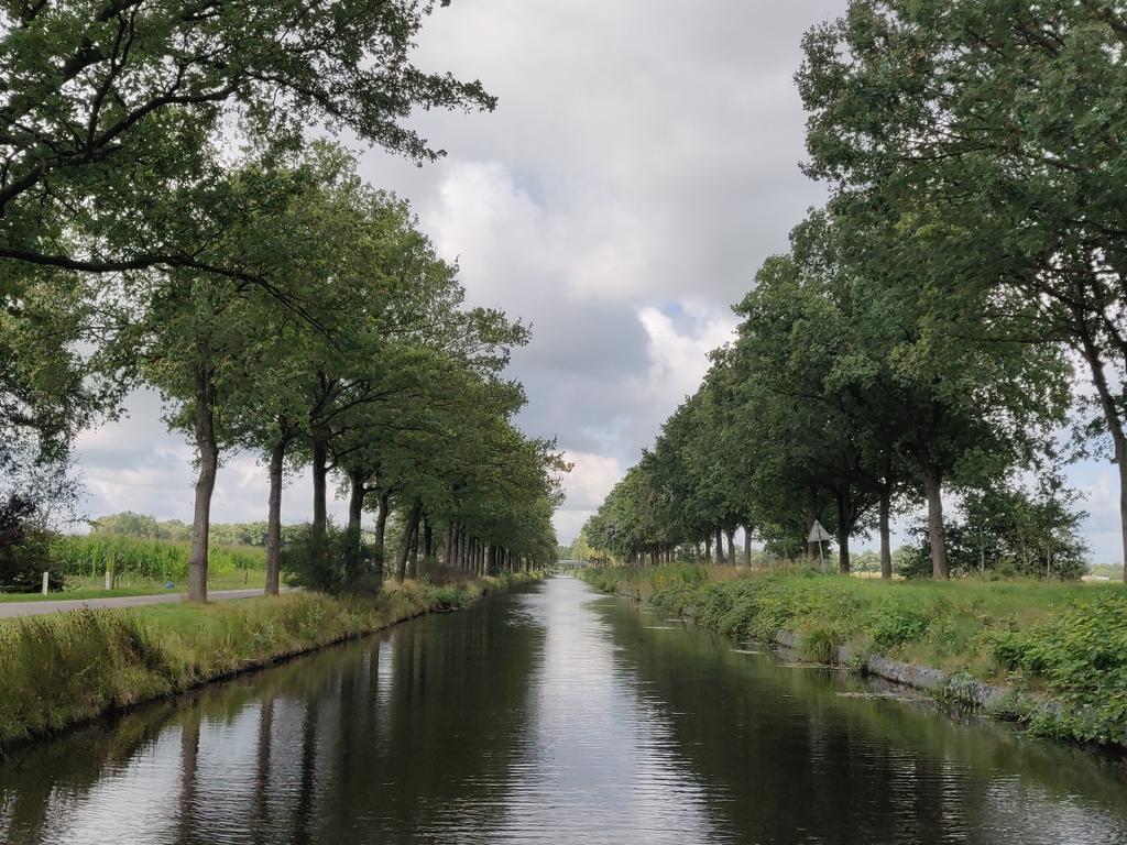 HenrikeHeijboer's tweet photo. Eindelijk mooi vaarweer. Genieten op de #turfroute https://t.co/0kaPgxuzhR
