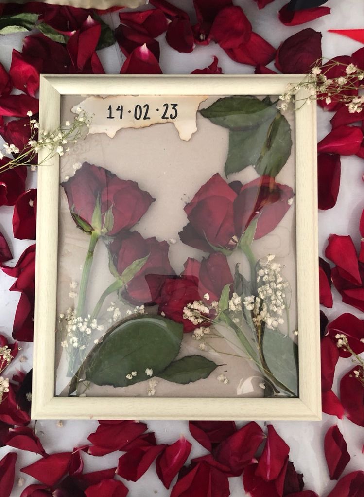 rpdsbestcop's tweet photo. @RedfeildCl85890 I WILL TRY MY BEST BEAR BUT I CANT PROMISE ANYTHING :> If anything, I can always make cute dried out flower frames to hang up, hehe. :3 

like this! :D https://t.co/f50cLhN971