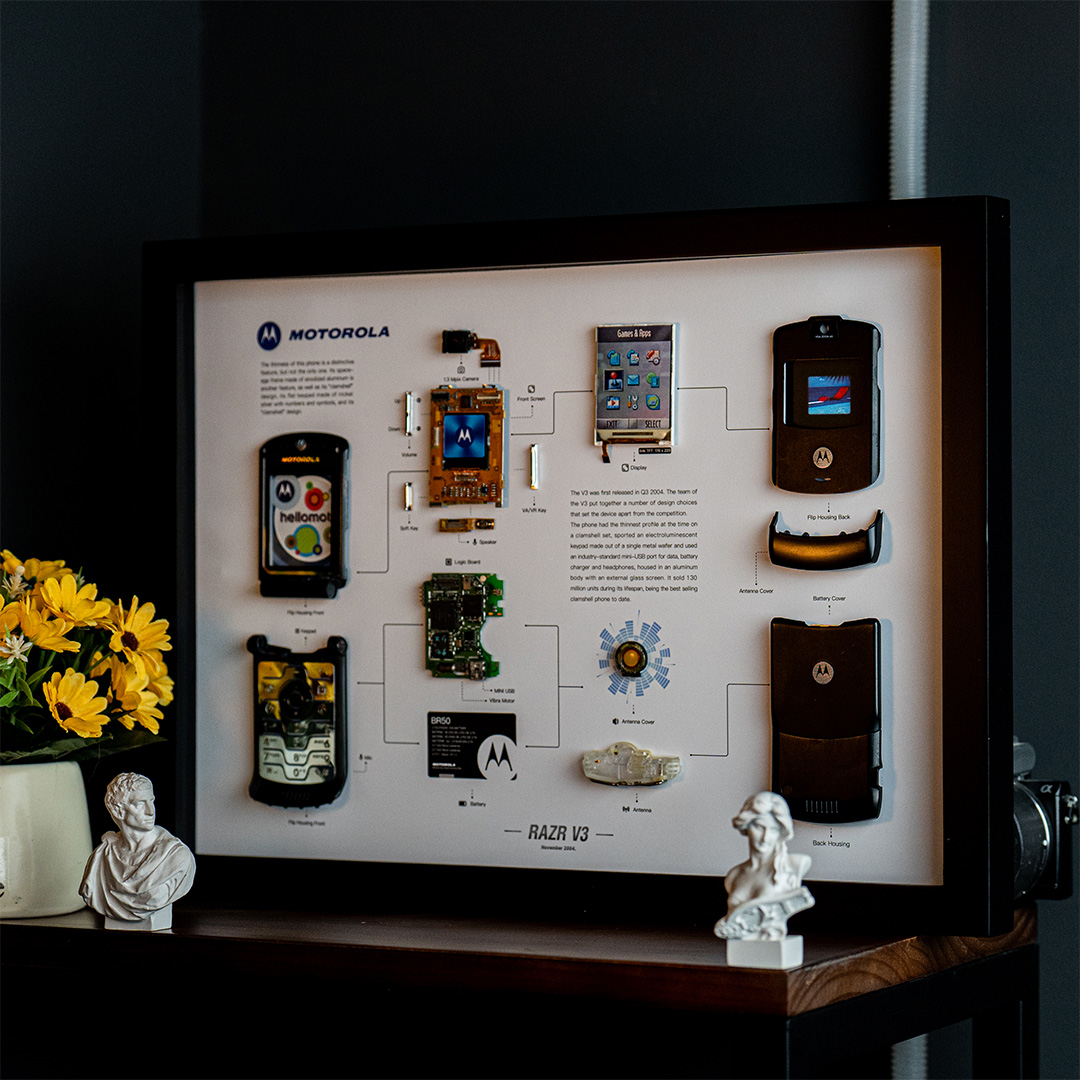 GridStudiocc's tweet image. Step back in time with our Motorola V3 artwork! Remember the flip phone era? 
shop now: gridstudio.cc 👈
#GridStudio #MotorolaV3